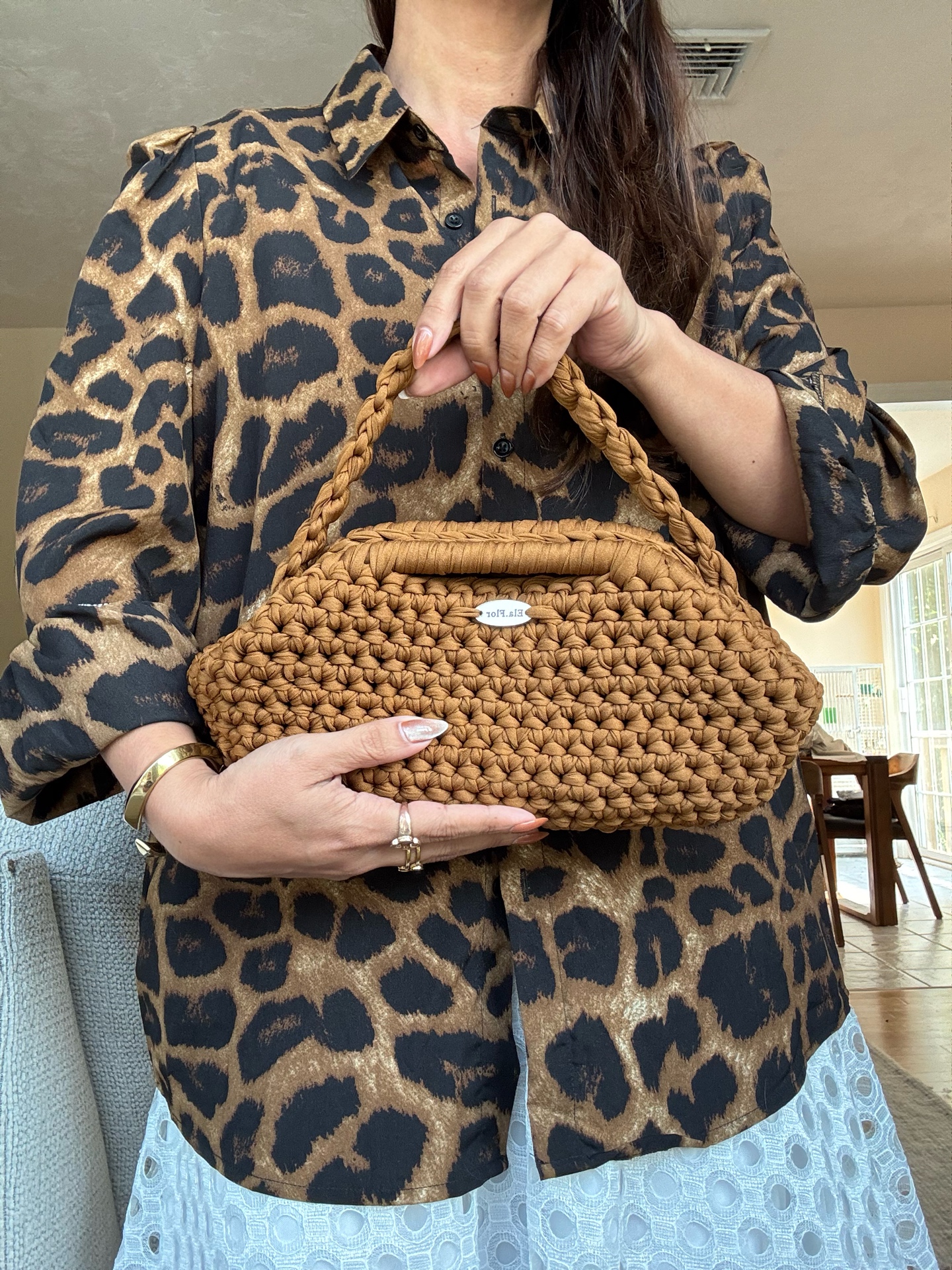 Bolsa Ginga — Canela em crochê, vista frontal, sendo segurada.