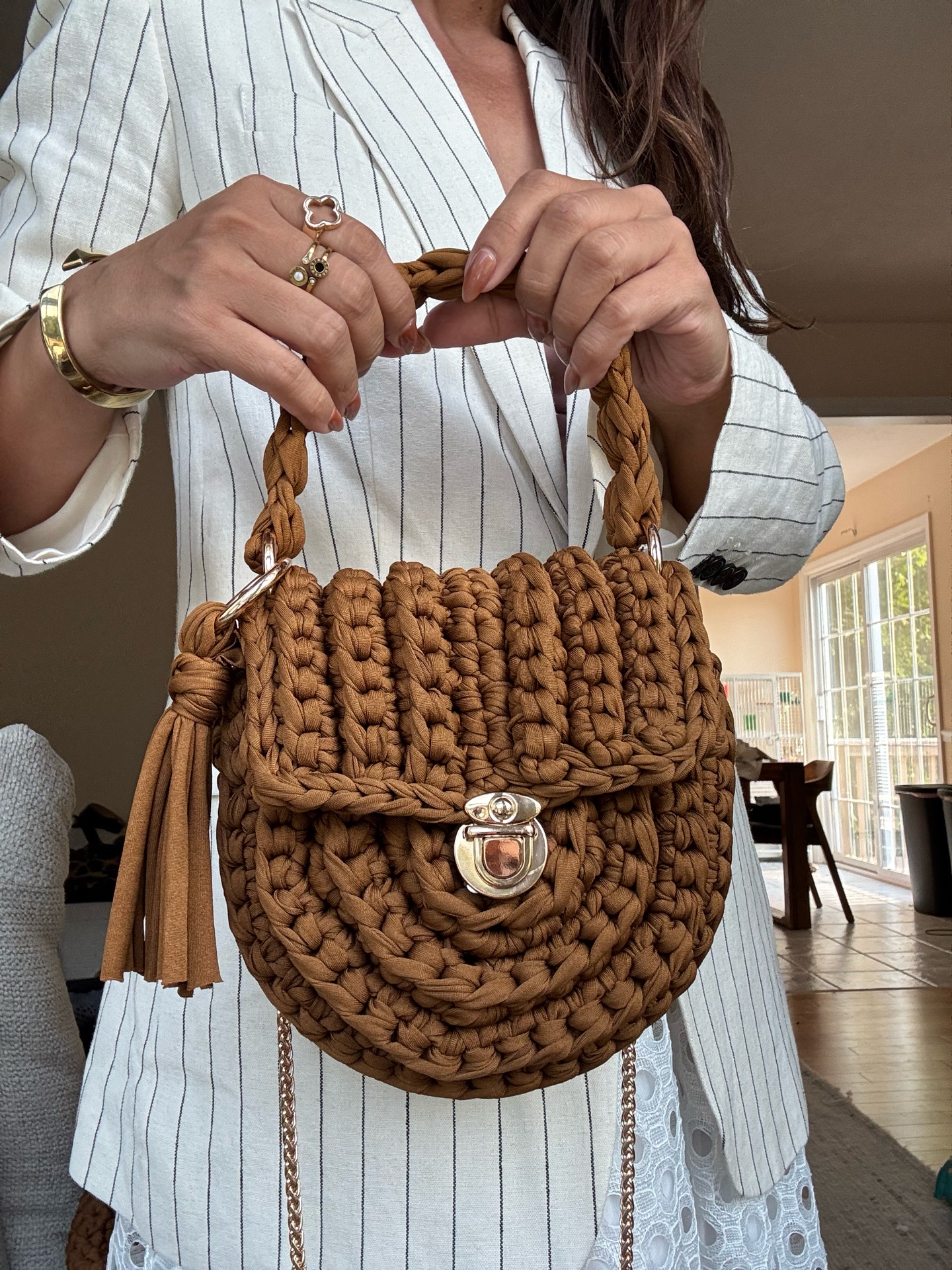 Bolsa Primor — Canela em crochê, vista frontal, com alça curta e fecho metálico.